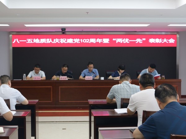 书记讲党课.jpg